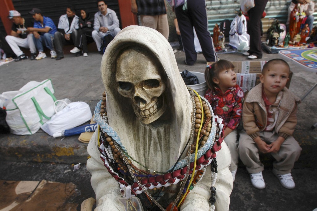 M?xico DF, Tepito. Octubre, 2009 Son muchas las representaciones que existen de la muerte, as? como nombres que ha tenido a lo largo de la historia, ya que muchas culturas la han adorado; en la actualidad es la imagen esquel?tica vestida con una t?nica la imagen que la representa, se puede encontrar de diferentes colores cada uno simboliza algo en particular. Aunque la Iglesia Cat?lica condena esta veneraci?n, denomin?ndola como 