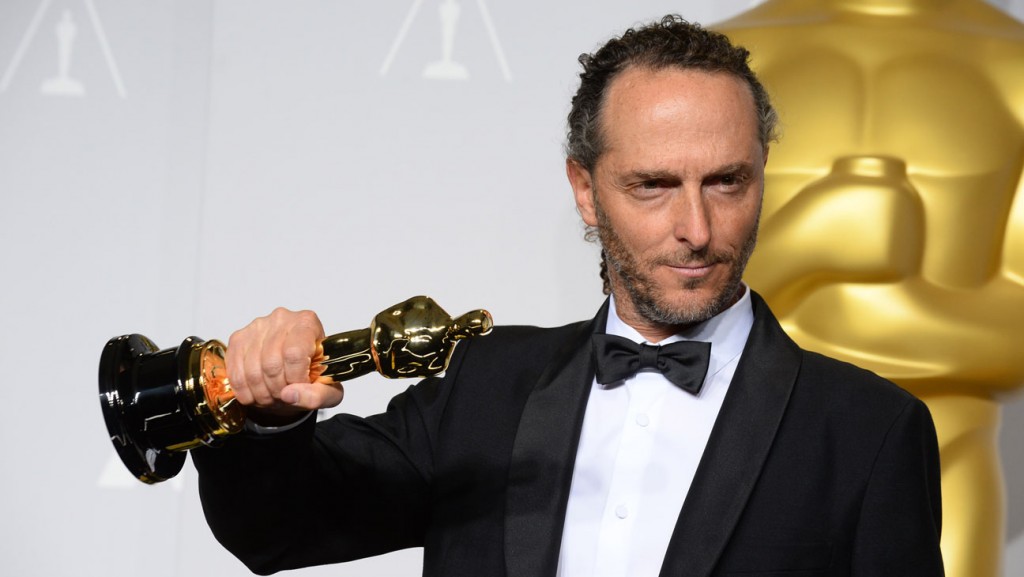 Emmanuel Lubezki poses in the press room with the award for best cinematographer of the year for 