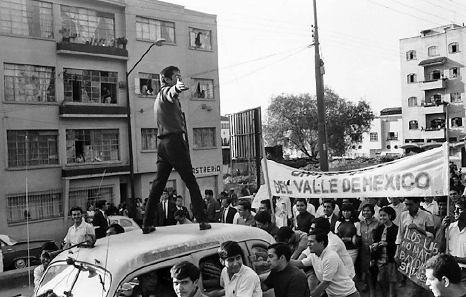 Los estudiantes avanzan por la avenida Melchor Ocampo, a una cuadra de la Calzada México-Tacuba; es una fotografía de Pedro Meyer de 1968.