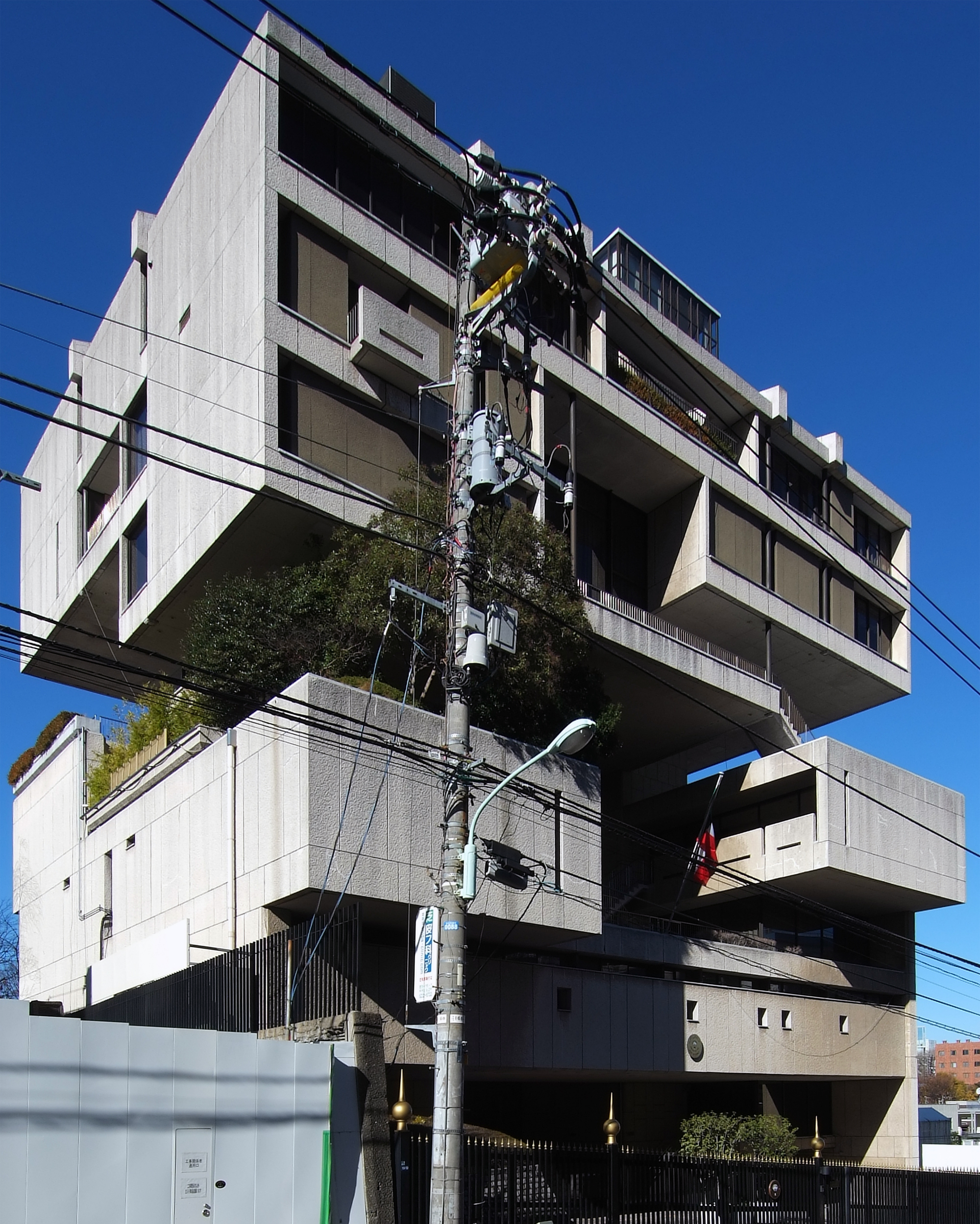 Embajada_y_cancillería_de_Kuwait_en_Tokio_-_Kenzo_Tange_(3)