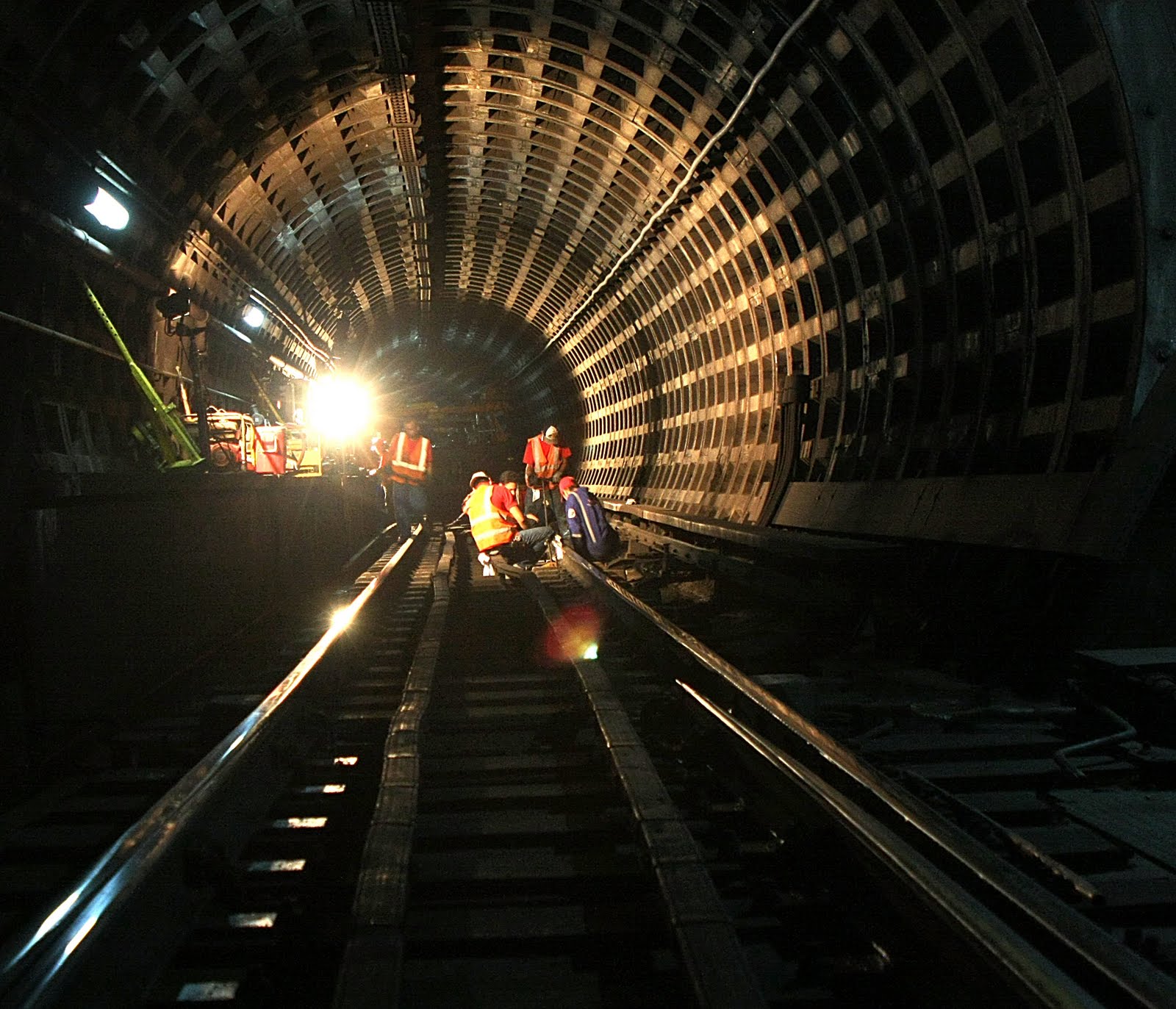 metro-vias-oscuridad