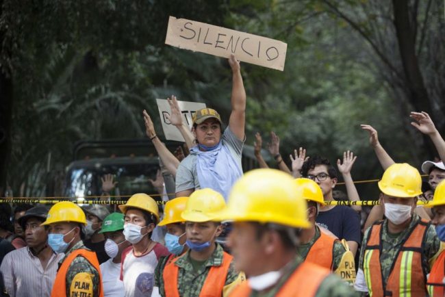 Voluntarios ayudan a remover escombros en la colonia Condesa. Foto: Alejandro Saldívar