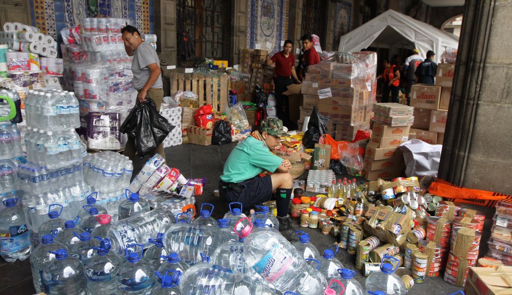 70910109. México  10 Sep. 2017 (Notimex-Guillermo Granados).- Como una muestra de solidaridad con los damnificados en Oaxaca por el sismo de.2 grados Richter ocurrido el pasado jueves, los capitalinos acuden a realizar sus donativos al centro de acopio del Zócalo de la Ciudad de México.  NOTIMEX/FOTO/GUILLERMO GRANADOS/GGV/DIS/SISMO17