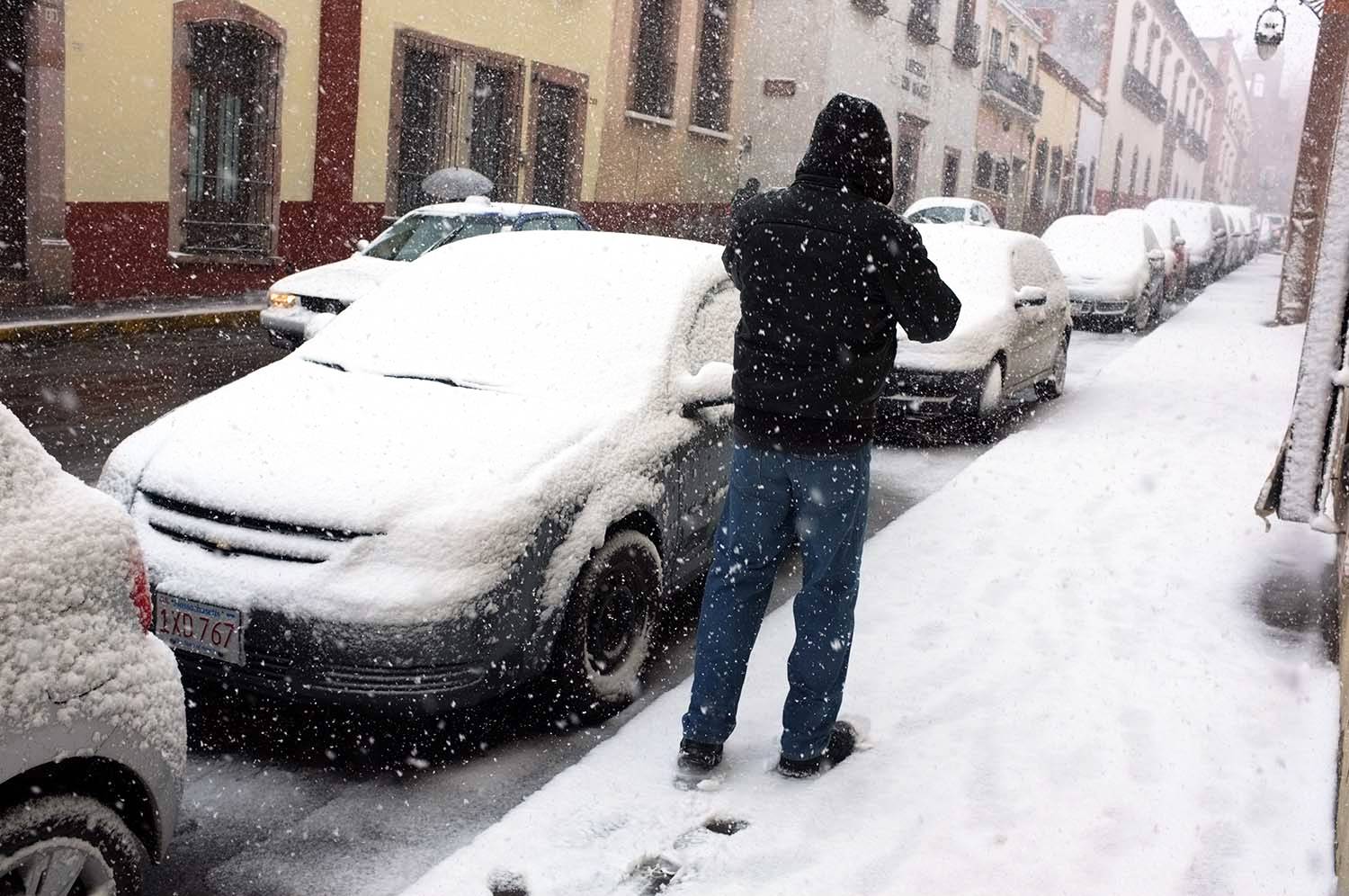 Zacatecas, Zacatecas, 09MARZO2016.- La capital del estado Zacatecas, amaneció con fuertes nevadas a unos días de la llegada de la primavera, ciudadanos se protegieron de este suceso como común con ropa abrigadora. FOTO: CARLOS SEGURA /CUARTOSCURO.COM