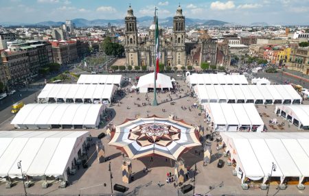 Regresa la Feria del Libro al Zócalo, la librería más grande de la ciudad