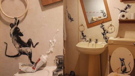 Banksy y la cómica intervención urbana que creó en su baño durante la cuarentena