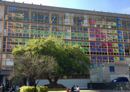 Una gigante tabla periódica de 600 m2 apareció en un edificio de la UNAM