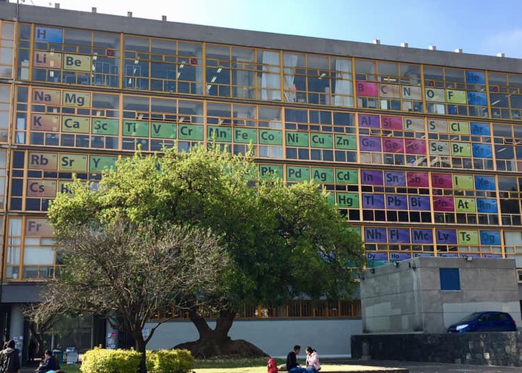 Una gigante tabla periódica de 600 m2 apareció en un edificio de la UNAM