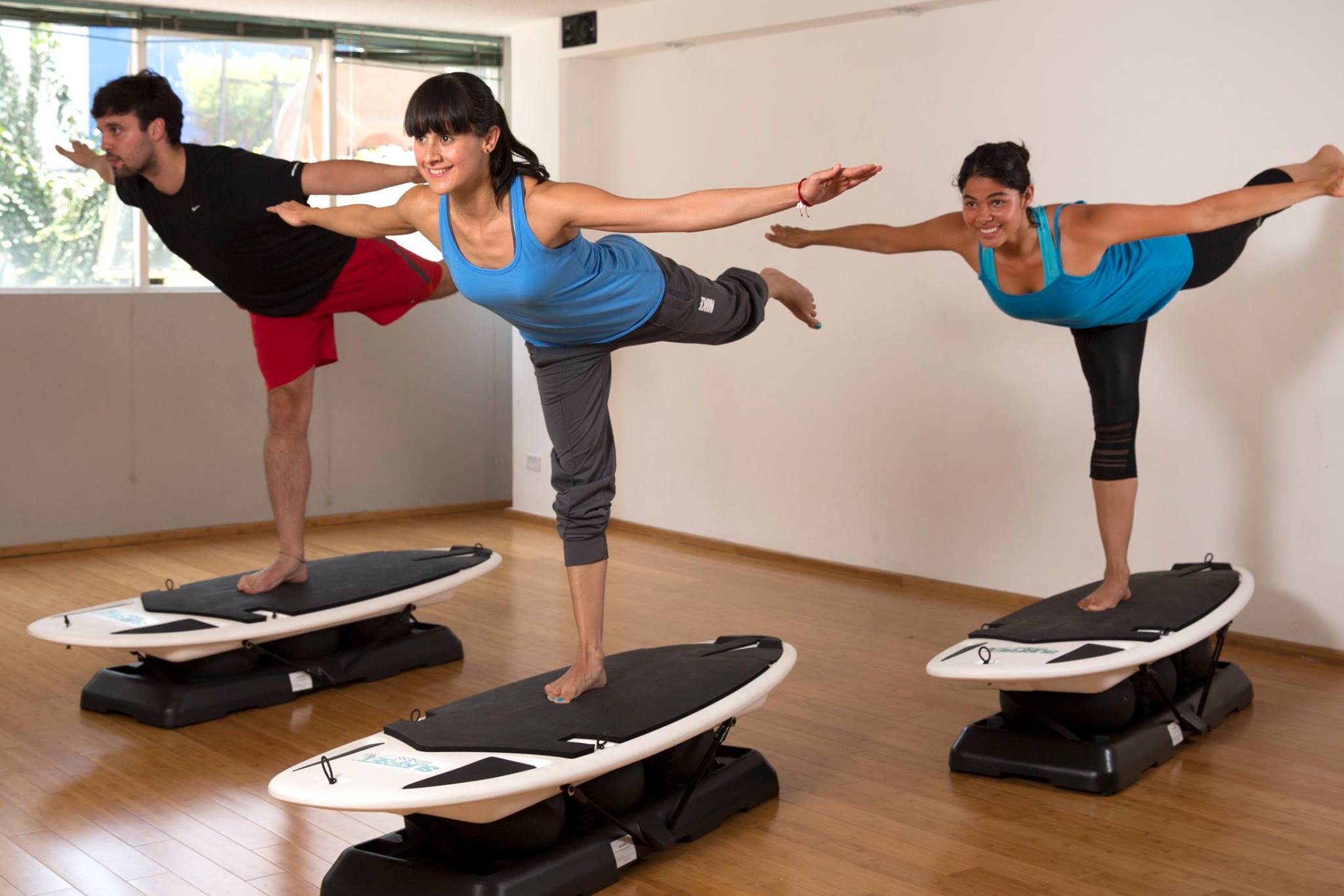 En este gimnasio aprendes a surfear mientras haces ejercicio