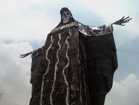 Conoce la Santa Muerte más grande del mundo (FOTOS)