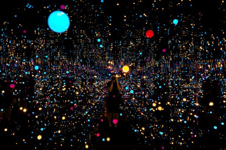 Infinity Room, un delirante espacio virtual para conocer los cosmos de Kusama