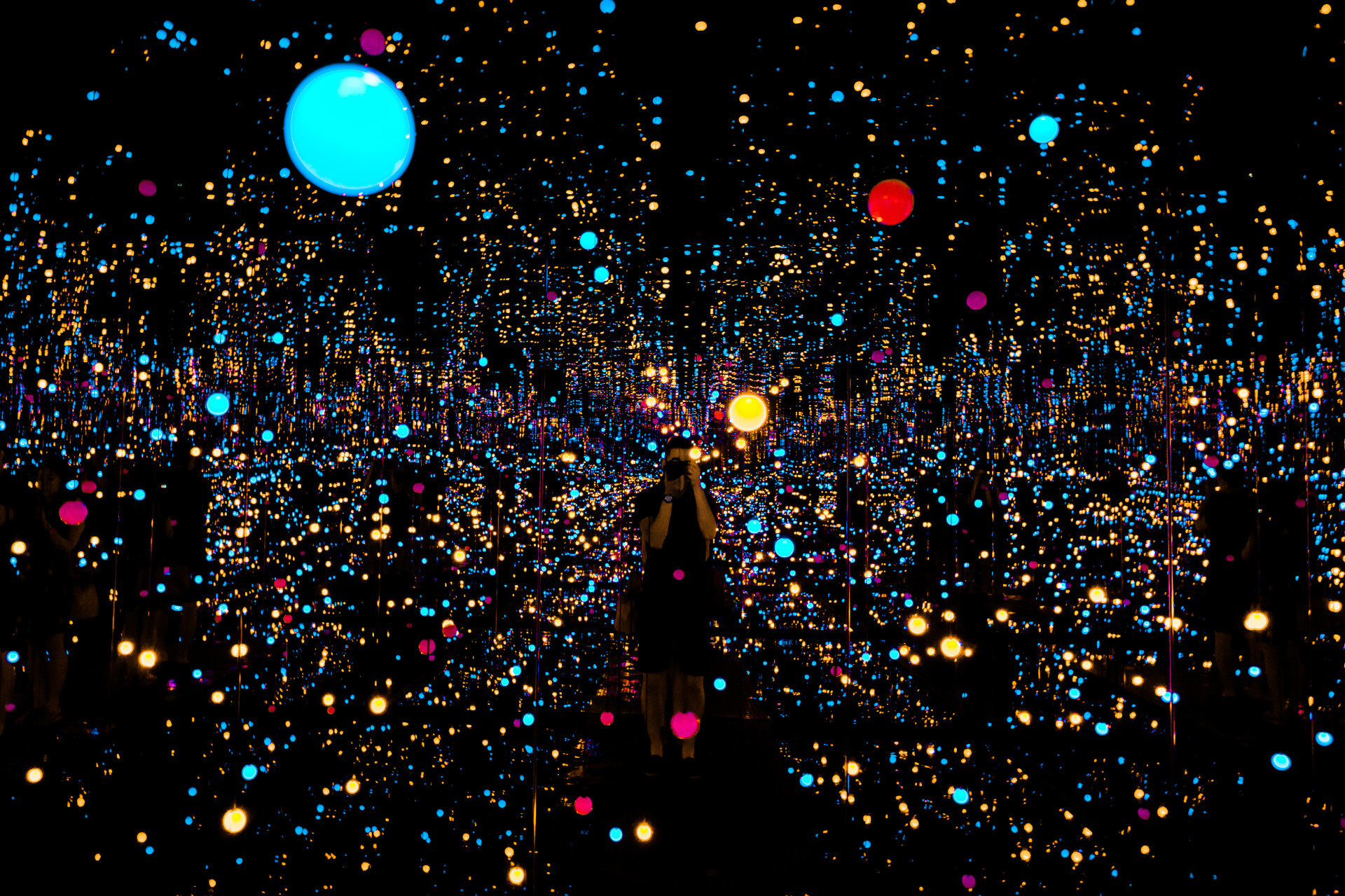 Infinity Room, un delirante espacio virtual para conocer los cosmos de Kusama