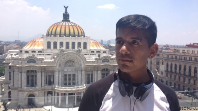 Existe un hombre que escucha historias de amor en la Ciudad de México