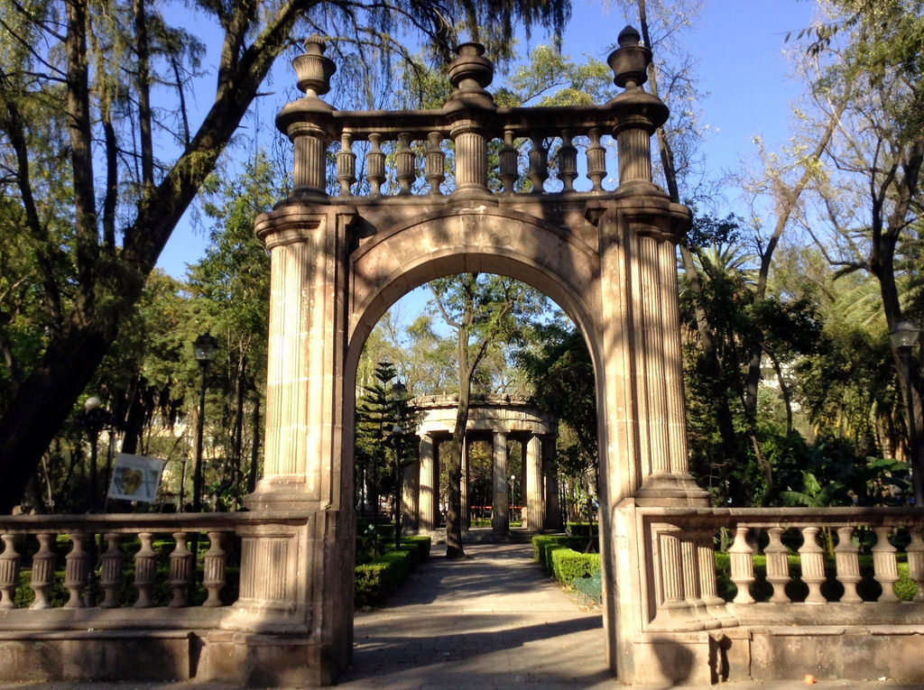 Jardín Santiago, un oasis de 400 años que Mario Pani reconstruyó en los sesentas