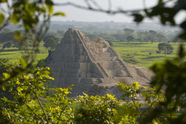 Descubren vestigios en la gran pirámide de la zona arqueológica Moral-Reforma