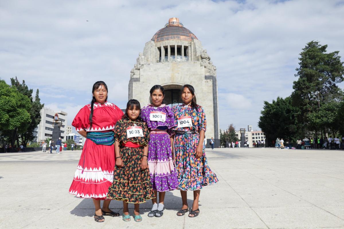 Triunfan tres jóvenes rarámuris en la Segunda Gran Carrera de la CDMX