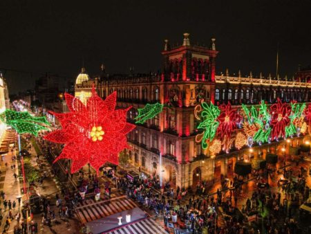 Así luce el alumbrado navideño de nochebuenas gigantes en el Zócalo Capitalino