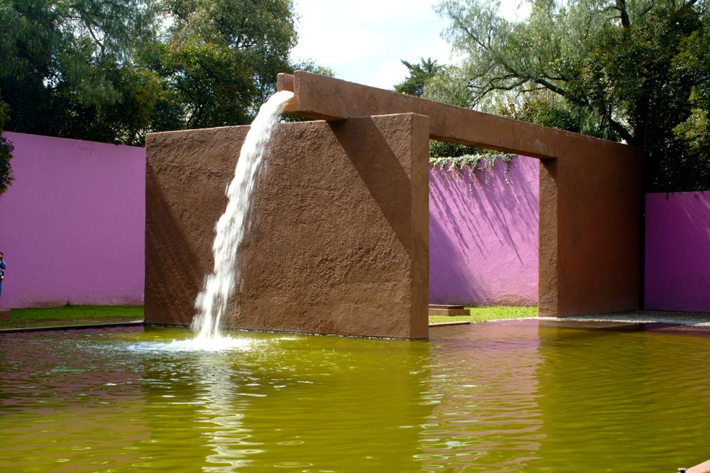 3 exposiciones en CDMX que dialogan y actualizan el genio arquitectónico de Luis Barragán