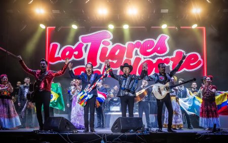 Tigres del Norte triunfan en Reino Unido; con publicidad de The Hives