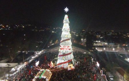 Se encendió el Árbol de Navidad más grande de México en Iztapalapa