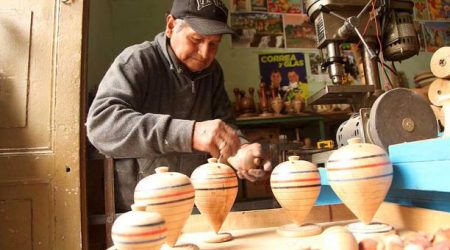 El trompo mexicano de madera, gran tradición de los juguetes artesanales