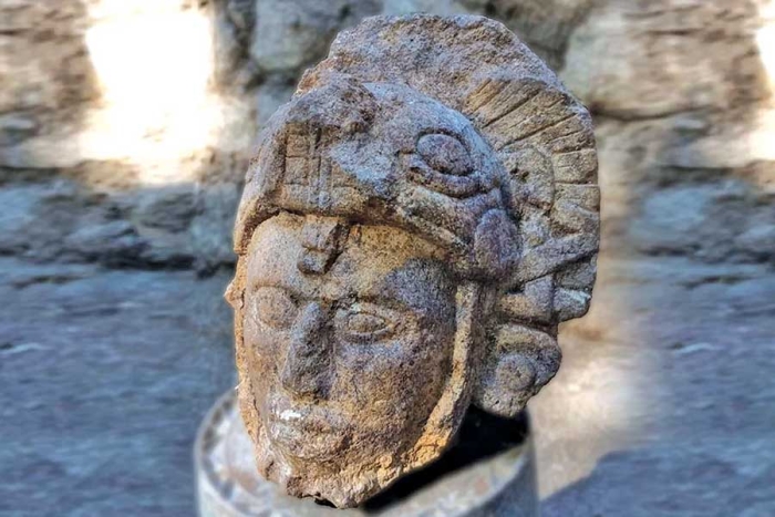 Descubren escultura de guerrero maya con serpientes y tocado de plumas