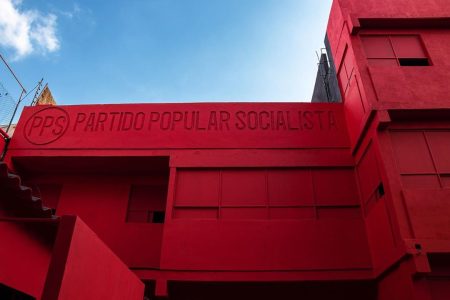 El edificio rojo de la Roma que resguarda la historia del partido popular socialista