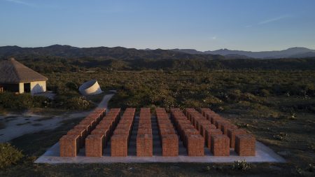 El artista Bosco Sodi nos invita a ver sus Atlantes en esta magnífica exposición