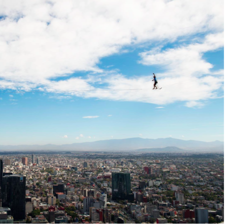 Las asombrosas fotos del equilibrista que caminó sobre la CDMX