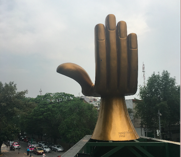 La mano gigante de Pedro Friedeberg acaricia los cielos de la Condesa