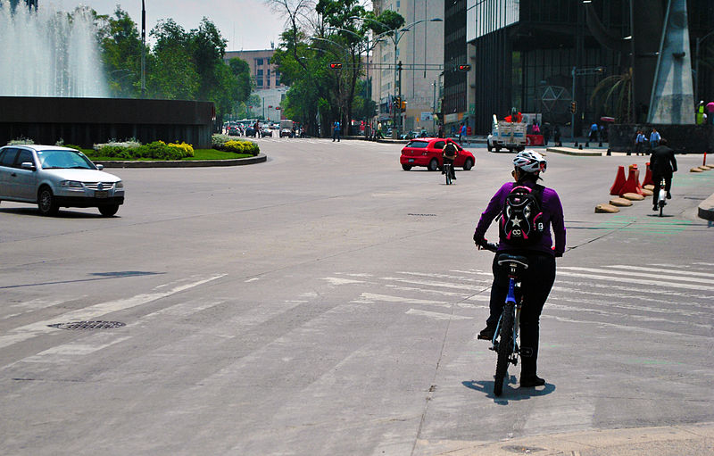 Ciclistas y automovilistas: normas básicas de tránsito para una mejor convivencia