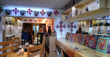 Punto de Cruz galería y café, un hermoso lugar de arte huichol