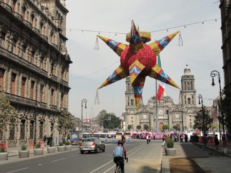 Un Día de Reyes en el Zócalo rompiendo una de las 1000 piñatas