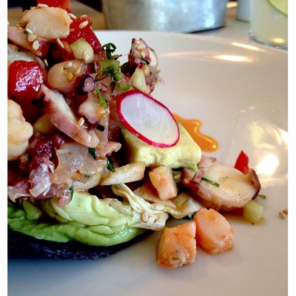 Conoce De Mar a Mar, una cevichería que te remite a una bella cabaña en la playa