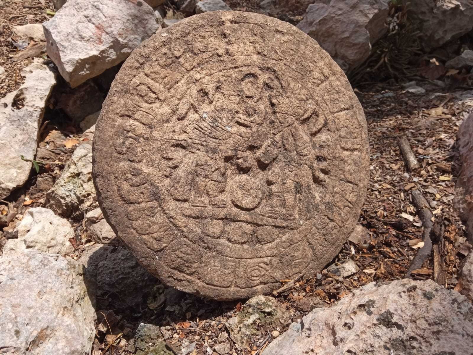 INAH encuentra disco con jeroglíficos mayas completos en Chichén Itzá