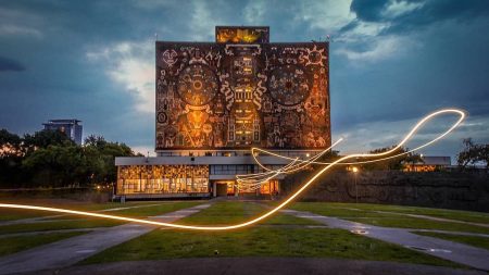 Estos son los elementos astronómicos que esconde una fachada de la Biblioteca Central