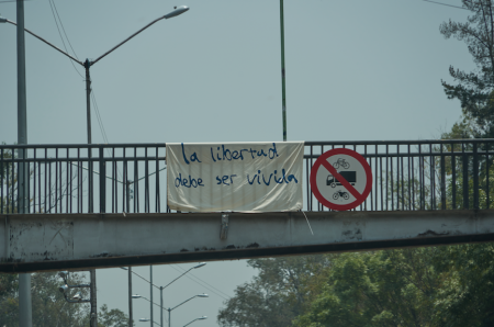 Mantas de protesta en puentes peatonales, una exposición de Sam Durant en nuestras calles