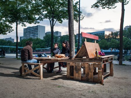 Urbanismo moderno, construyen con deshechos salas de estar en las calles (FOTOS)