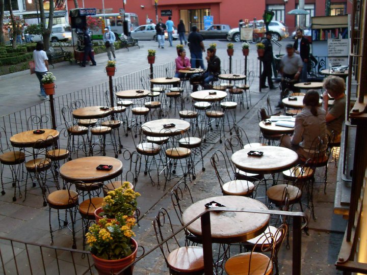 El Hijo del Cuervo y sus tardes de cerveza de barril en el bohemio paisaje de Coyoacán