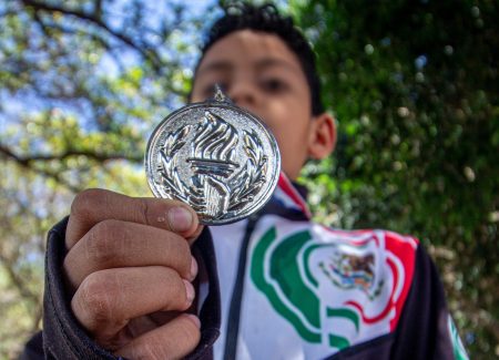 Un pequeño de 9 años hace historia para México en el mundial escolar de ajedrez