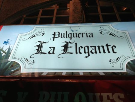 La Elegante: Todo el folklore del pulque entre arcoíris de luces neón