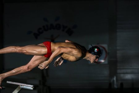 Un mexicano rompe récord y es el primer nadador listo para las Olimpiadas de París 2024