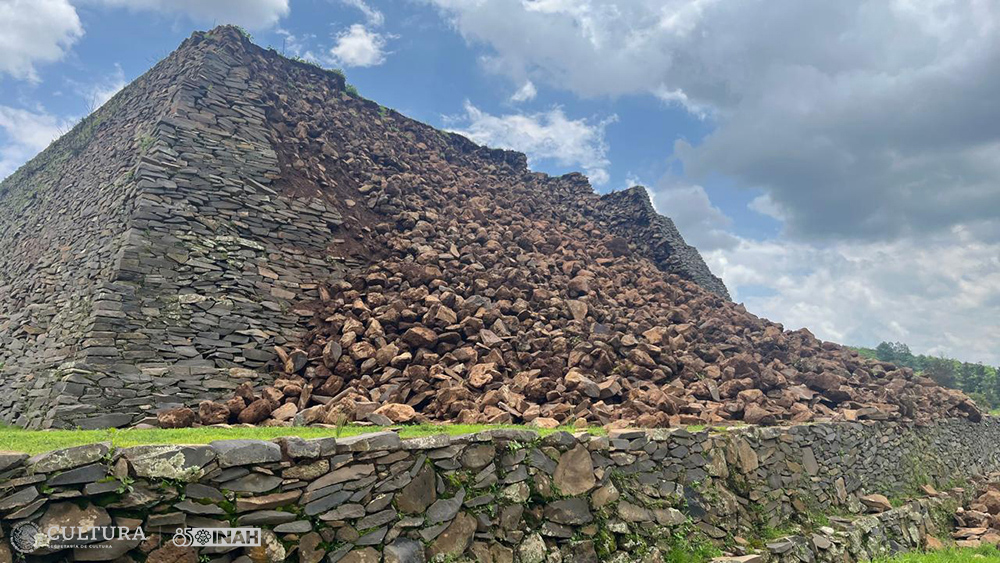 Polémica por el derrumbe de una de las pirámides gemelas de Ihuatzio, Michoacán