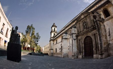 La arteria que une a Sor Juana y la Farmacia París: la magnífica calle 5 de febrero