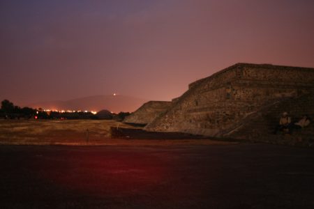 Te decimos cómo ver una lluvia de estrellas en Teotihuacán