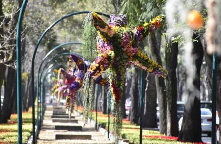 Las monumentales piñatas navideñas que adornan Reforma