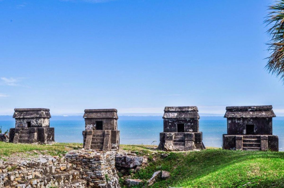 Quiahuiztlán, un lugar lleno de misterio por su cementerio-fortaleza frente al mar