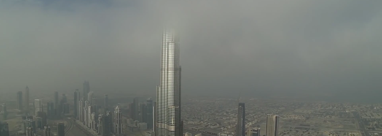 Recorriendo desde el aire el edificio más alto del mundo (VIDEO)