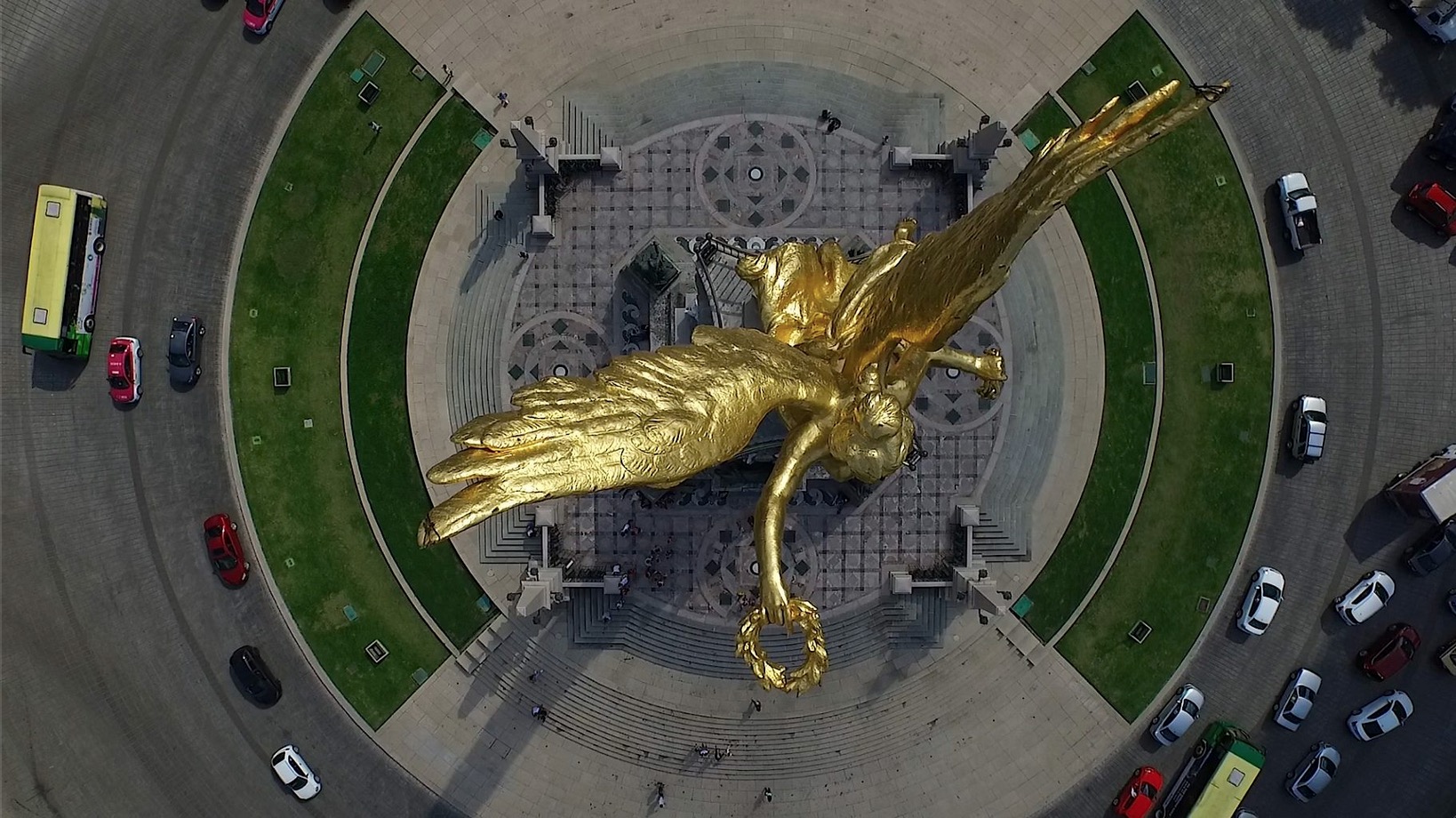 ¿De quiénes son los restos que yacen en el Ángel de la Independencia?