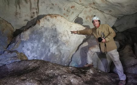 Descubren 137 manos impresas en las paredes de la cueva de Xibalbá